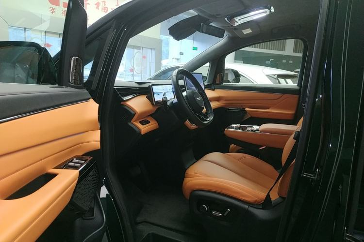 Used Geely Galaxy LEVC L380 2024 140-Degree 6-Seater All-Wheel-Drive Ultra
