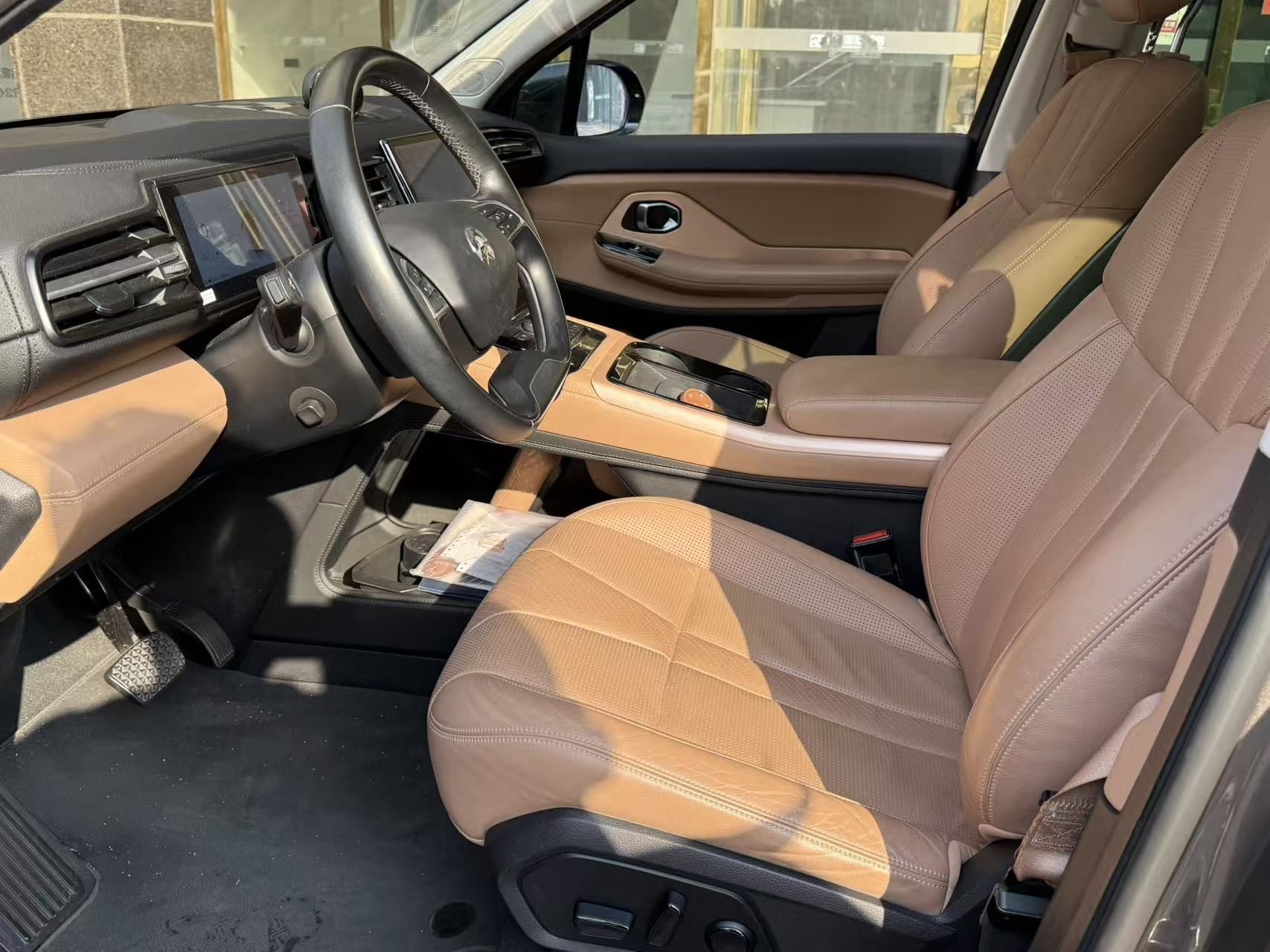 المقاعد الأمامية داخل السيارة