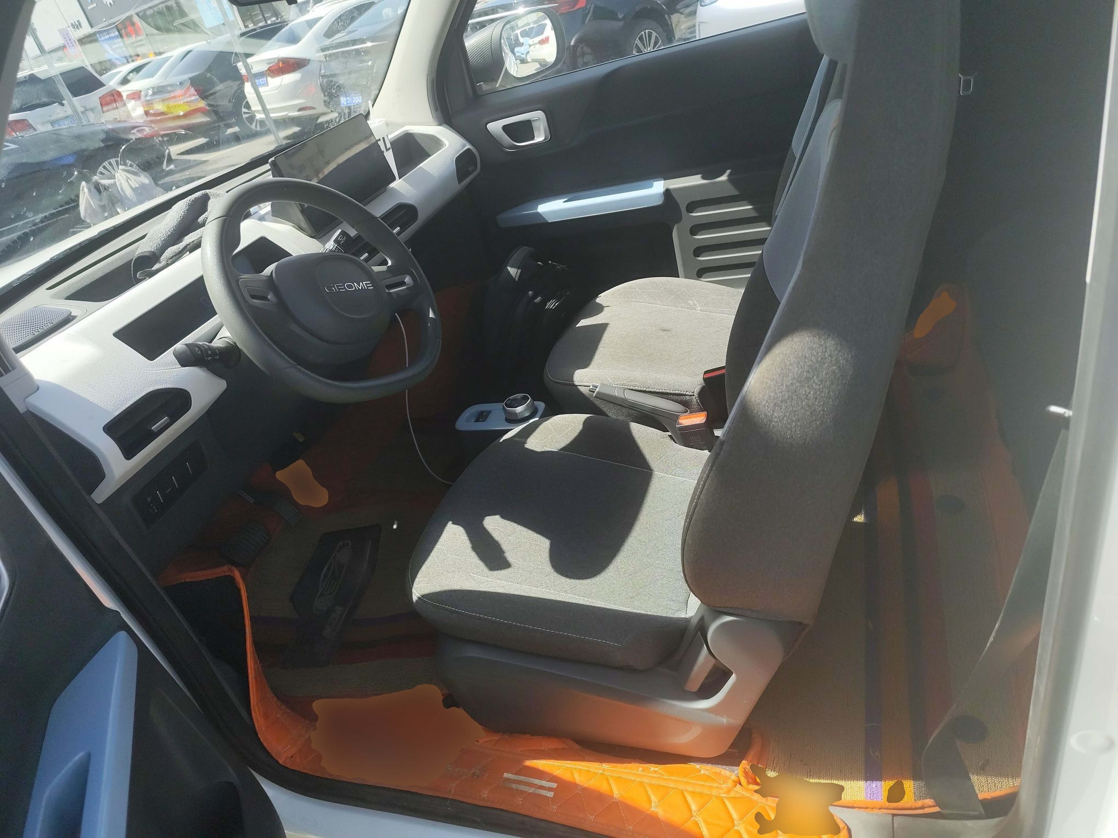 المقاعد الأمامية داخل السيارة