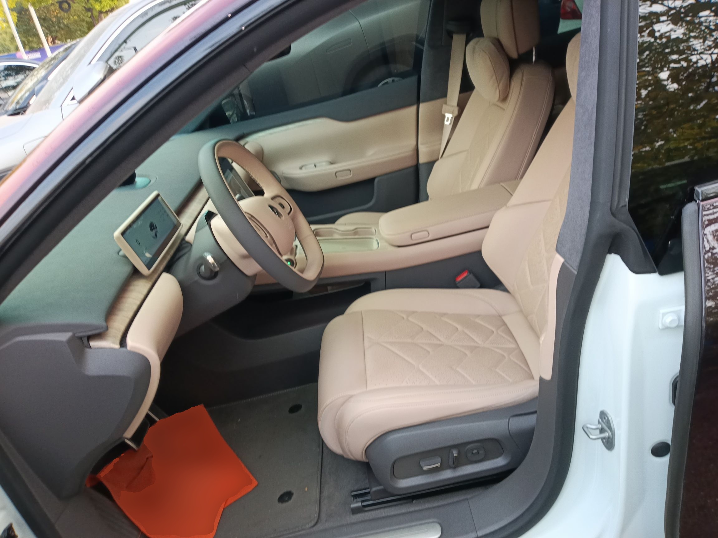 المقاعد الأمامية داخل السيارة