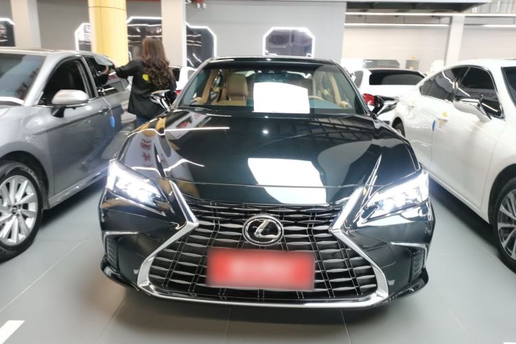 Used Lexus ES 2025 300h Deluxe Edition
