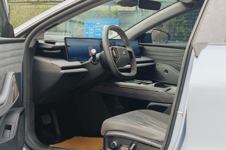 Used Geely Galaxy E8 2025 620 km All-Wheel Drive Starship LiDAR-Enabled Intelligent Driving Version
