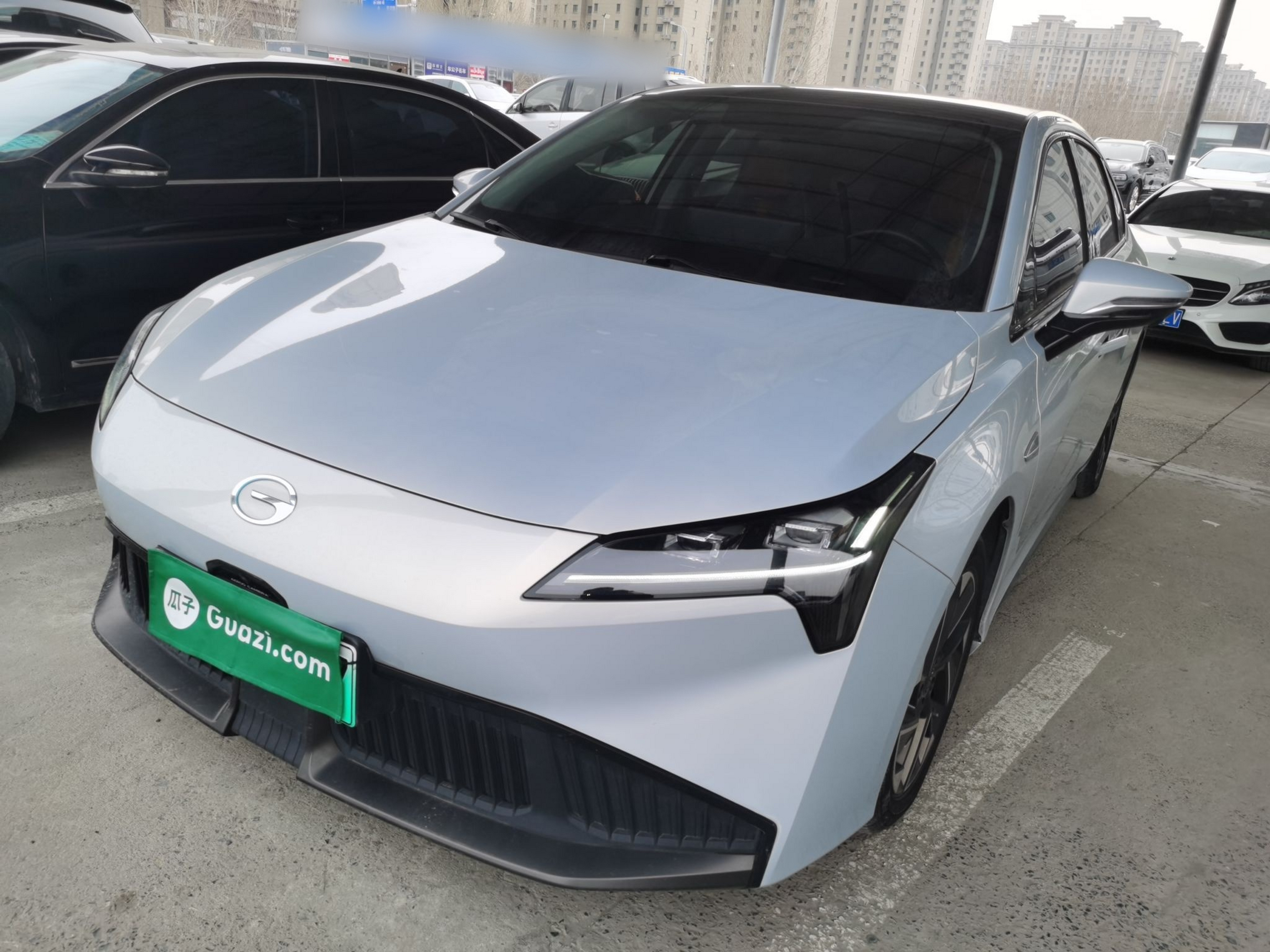 Под передней частью автомобиля