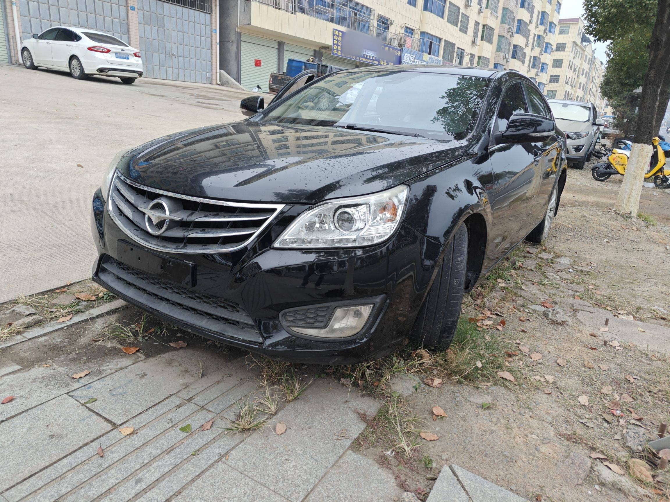 Под передней частью автомобиля