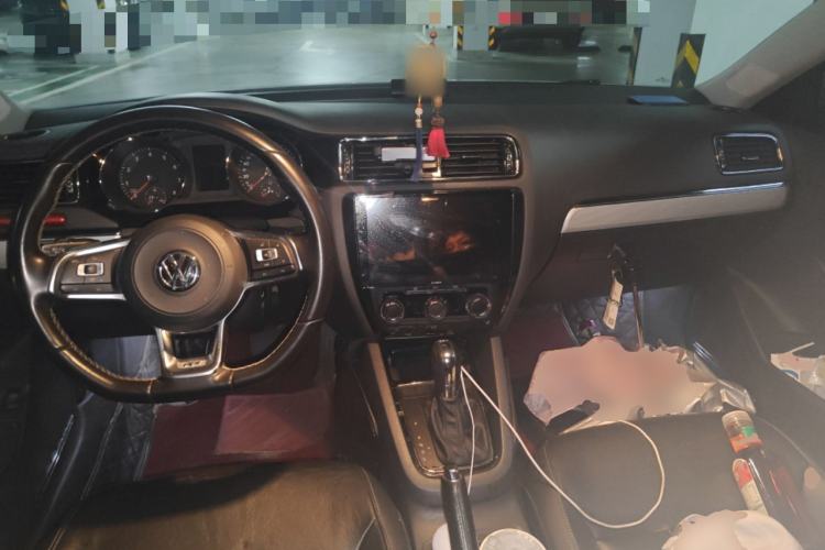 Used Volkswagen Sagitar 2015 230TSI Automatic Comfort Version Center Console