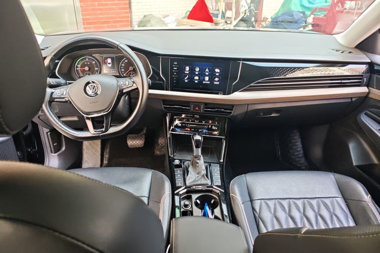 Used Volkswagen Passat New Energy 2020 430 PHEV Hybrid Luxury Edition China VI Standard Center Console