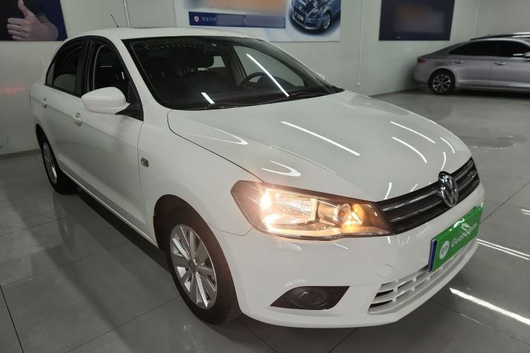 Used Volkswagen Jetta 2015 1.6L Manual Comfort Model Front Right 45 Deg