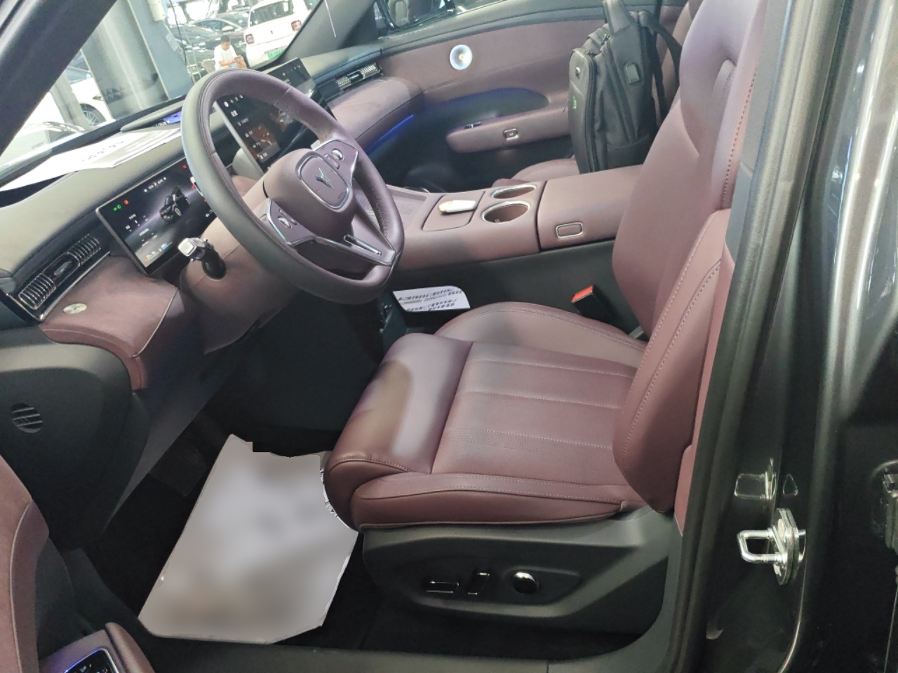 المقاعد الأمامية داخل السيارة