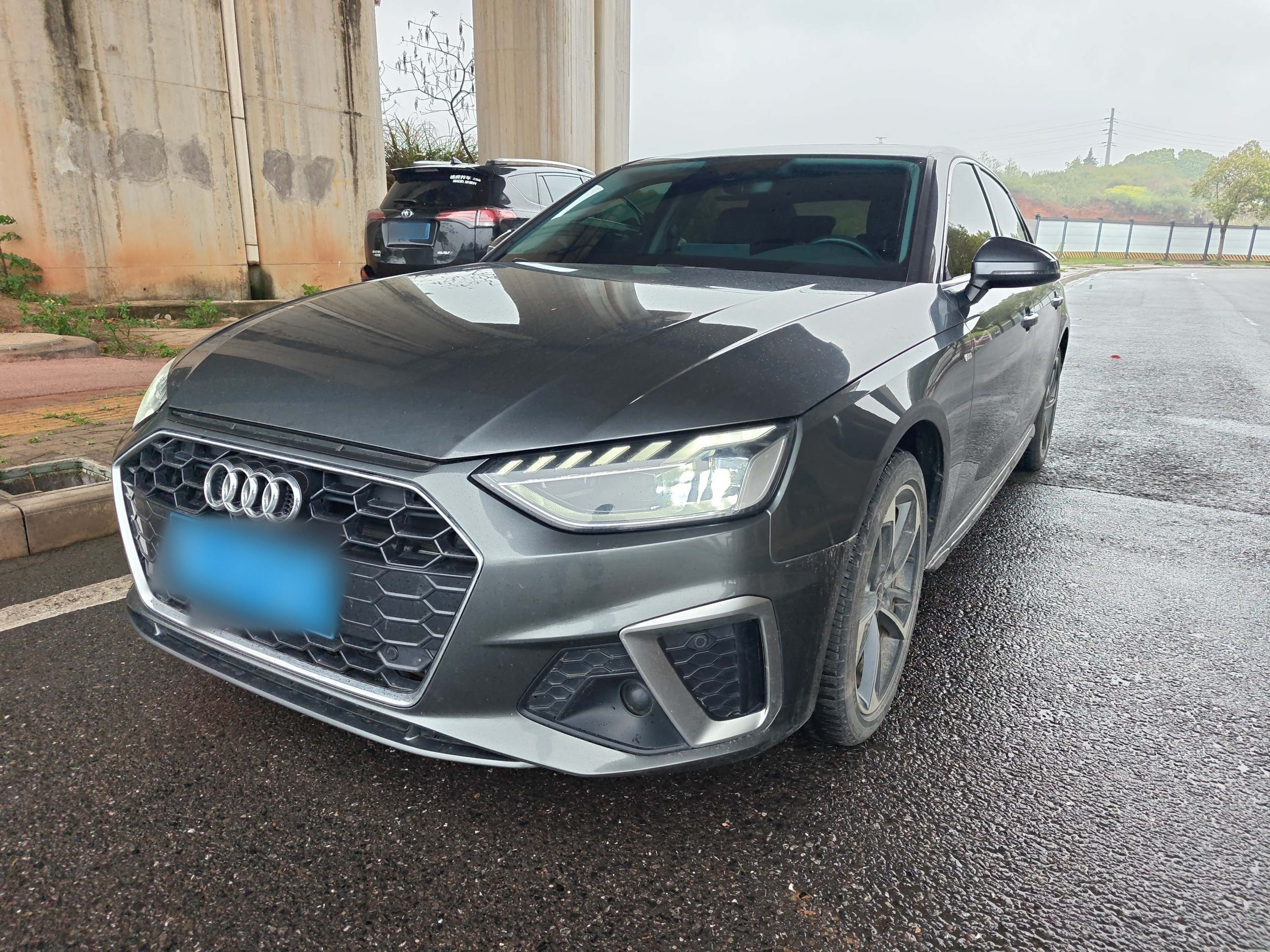Под передней частью автомобиля