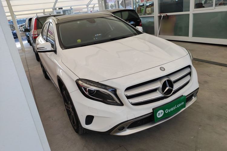 Used Mercedes-Benz GLA 2015 GLA 220 4MATIC Luxury Model Front Right 45 Deg