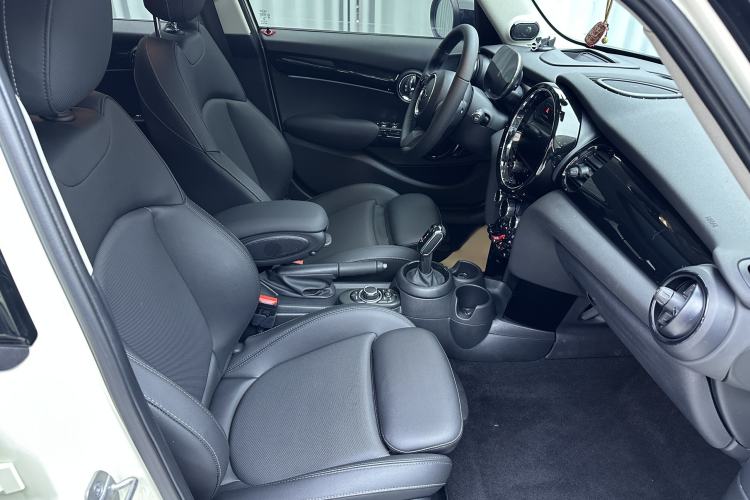 Used MINI 2023 Updated 1.5T COOPER Artist Five-Door Edition Right Front Seat