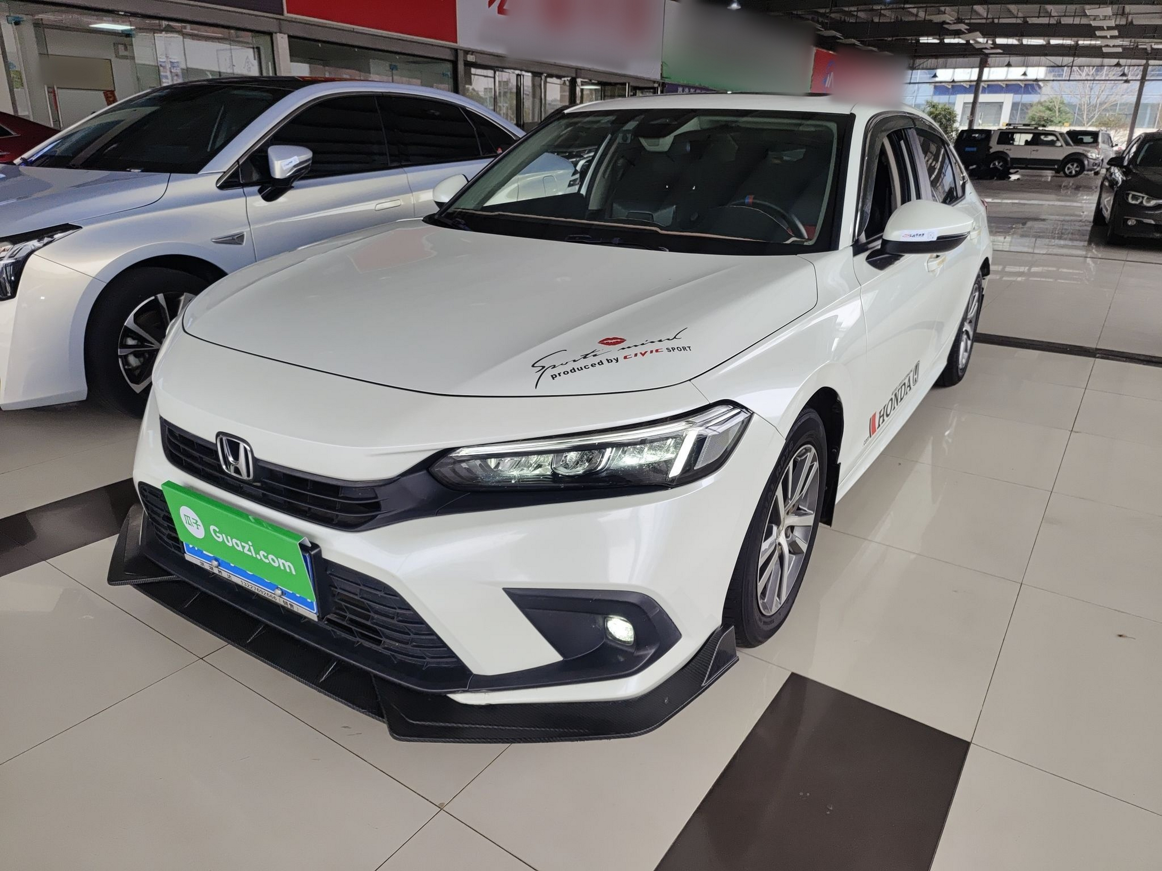 Под передней частью автомобиля