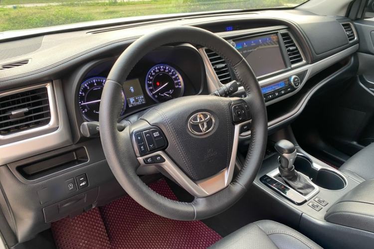 Used Toyota Highlander 2015 2.0T Four-Wheel Drive Luxury Edition 7-Seater Interior 2