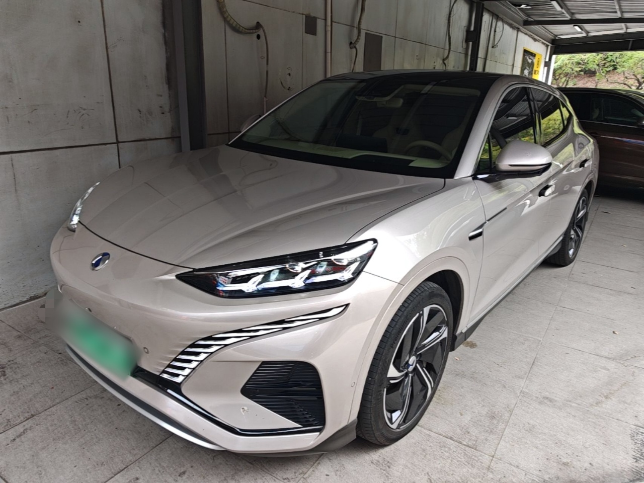 Под передней частью автомобиля