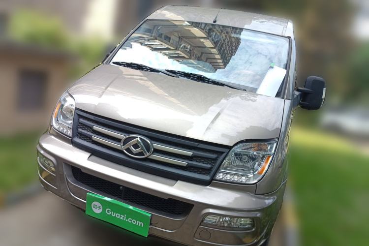 Used SAIC MAXUS Xintu V80 2023 2.0T Manual Classic Aoyuntong Short Wheelbase Mid-Roof 7/8/9-Seater