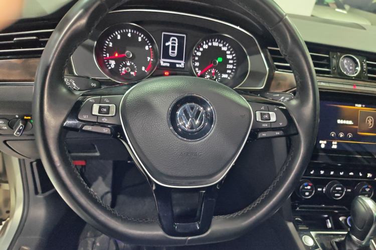 Used Volkswagen Magotan 2019 330TSI DSG Luxury Model China V Standard Steering Wheel