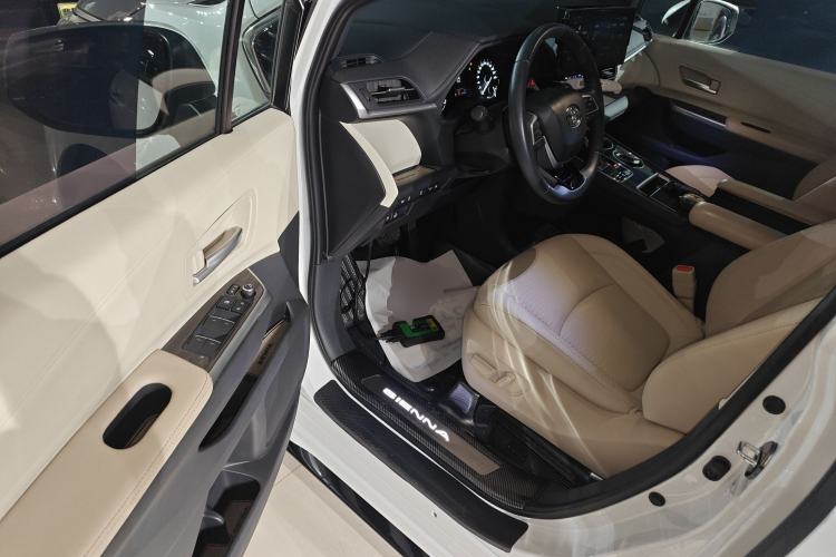 Used Toyota SIENNA 2023 2.5L Hybrid Deluxe Edition Driver Seat