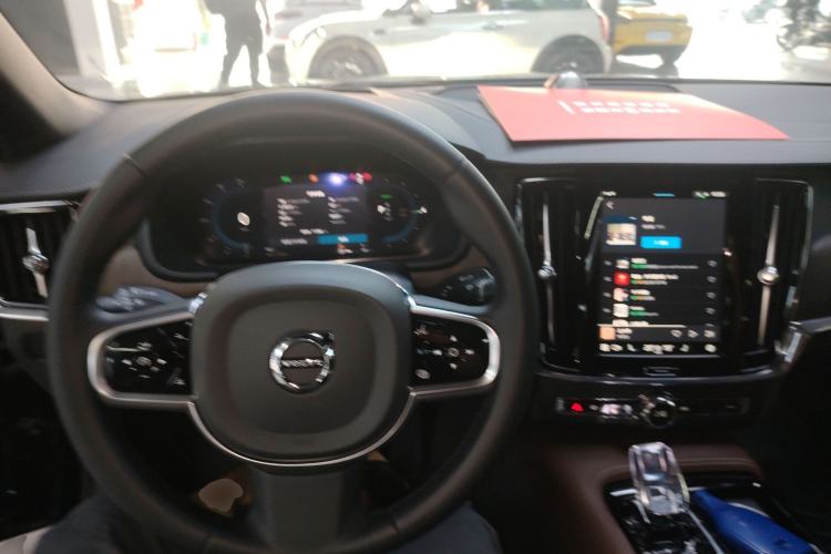 Used Volvo S90 New Energy 2025 Plug-in Hybrid Four-Wheel Drive Long-Range Luxury Smart Edition Center Console