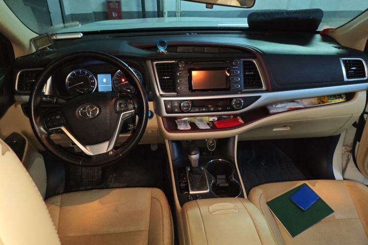 Used Toyota Highlander 2015 2.0T Four-Wheel Drive Luxury Edition 7-Seater Interior 2