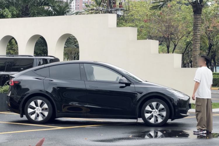Used Tesla Model Y 2023 Long-Range All-Wheel-Drive Version
