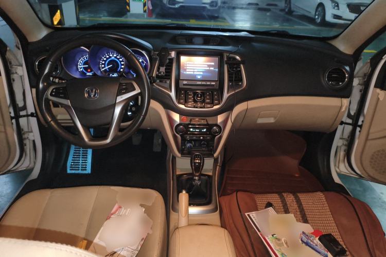 Used CHANGAN Eado 2015 1.6L Manual Luxury Model China IV Standard Center Console