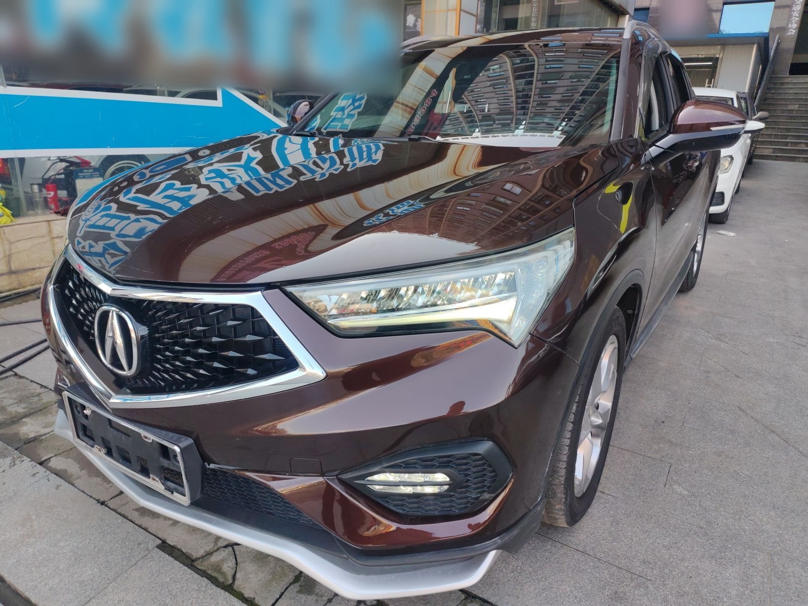 تحت مقدمة السيارة