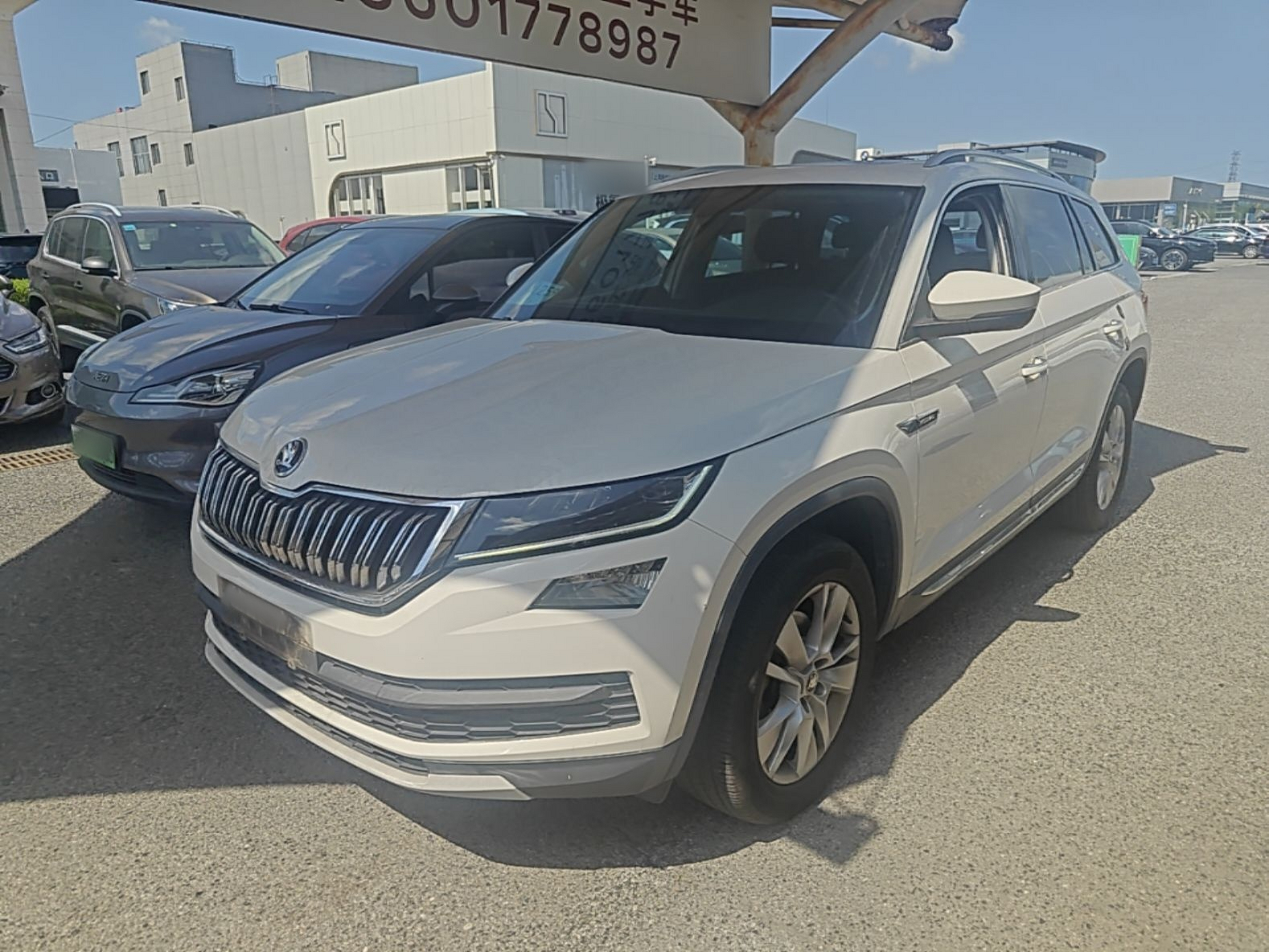 Под передней частью автомобиля