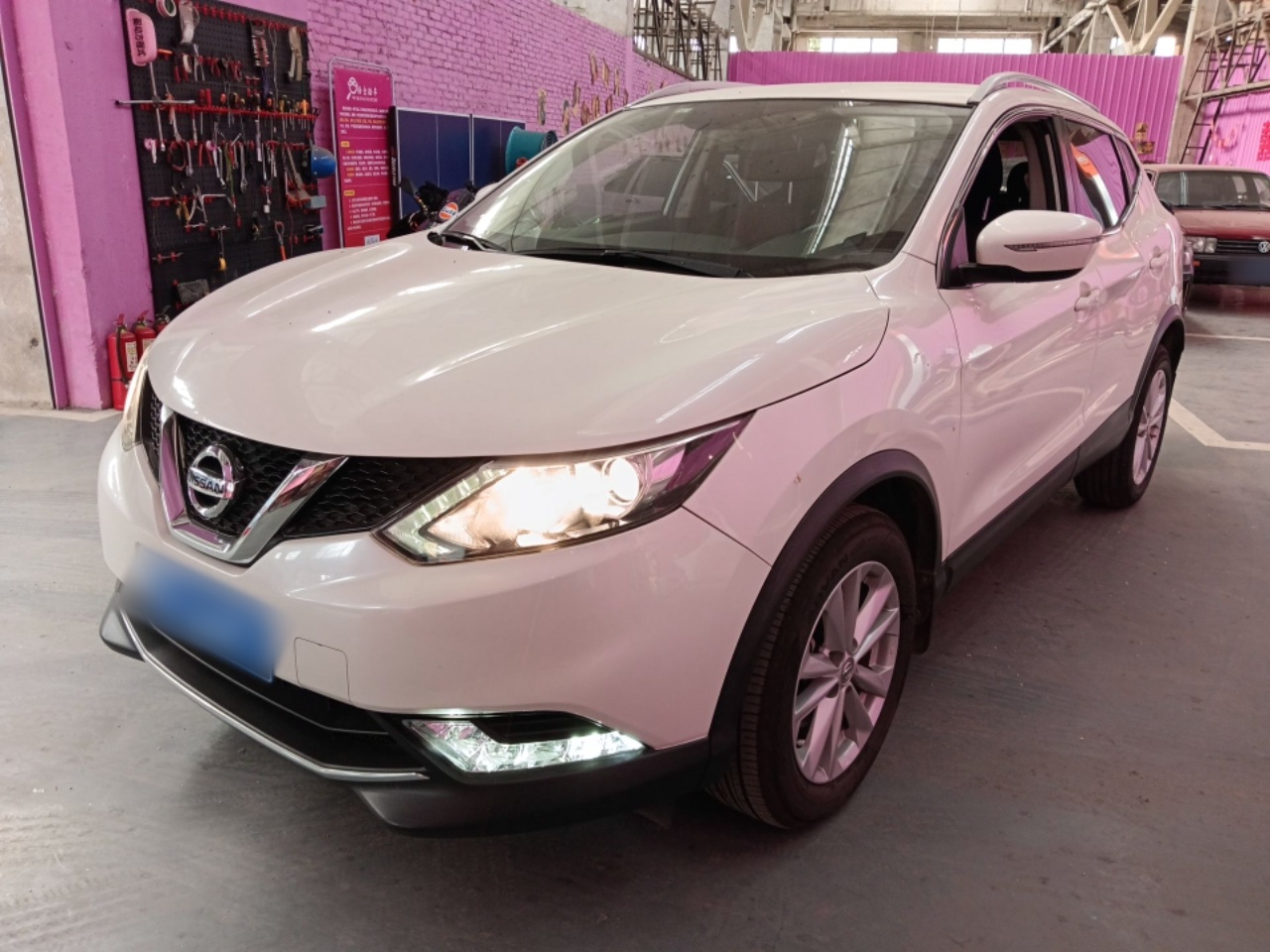 تحت مقدمة السيارة