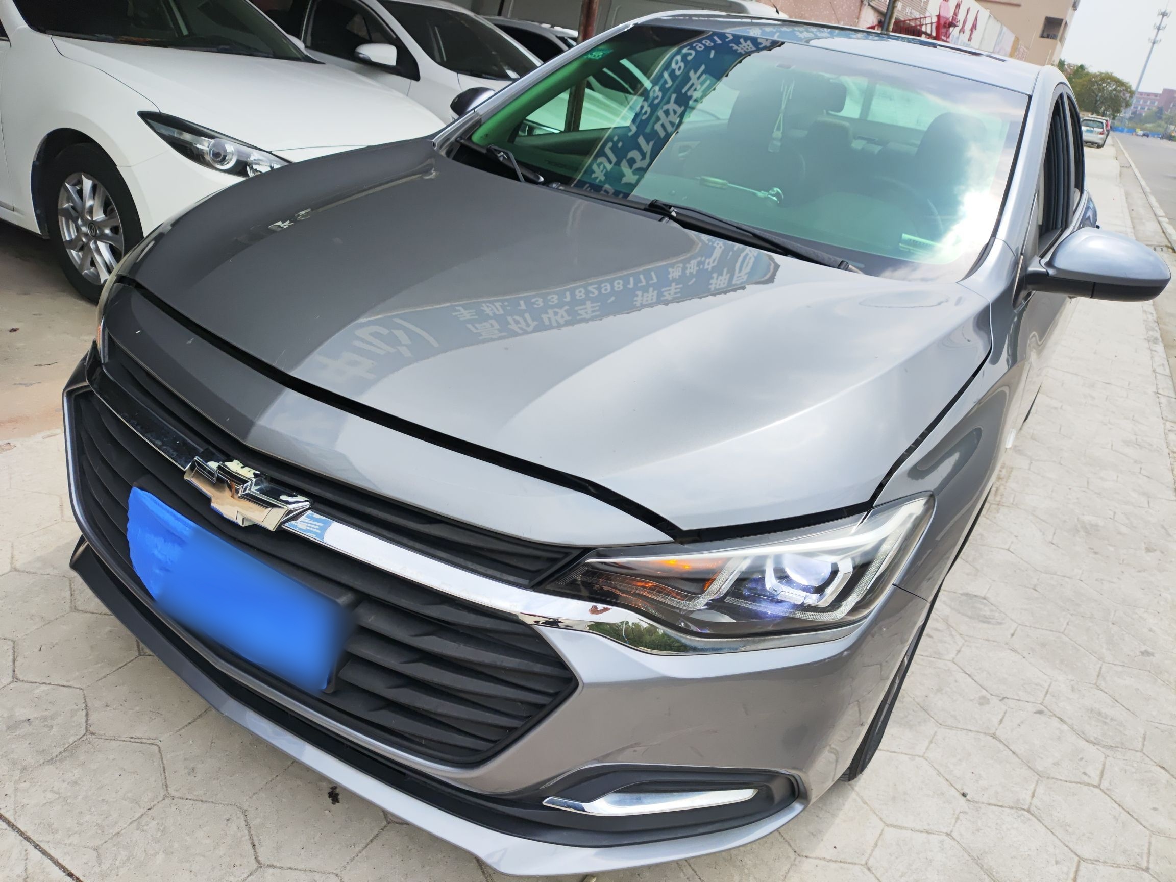 تحت مقدمة السيارة