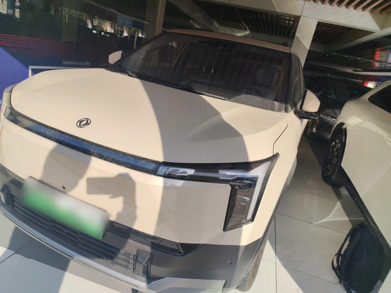 Под передней частью автомобиля