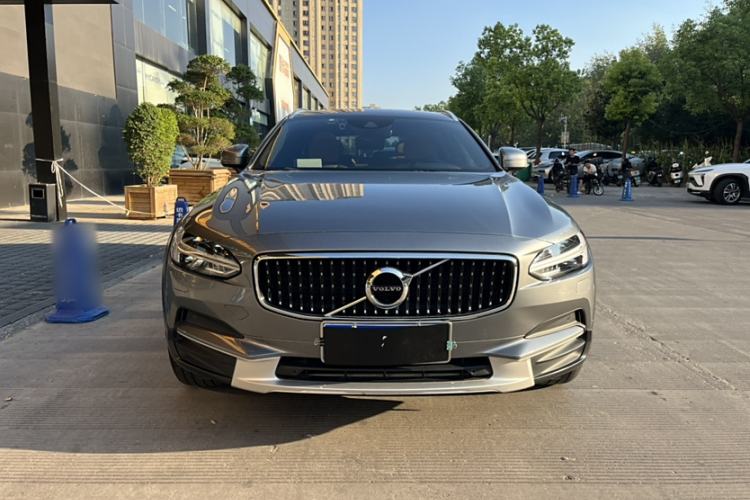 Used Volvo V90 2017 Cross Country T5 AWD Smart Range Edition
