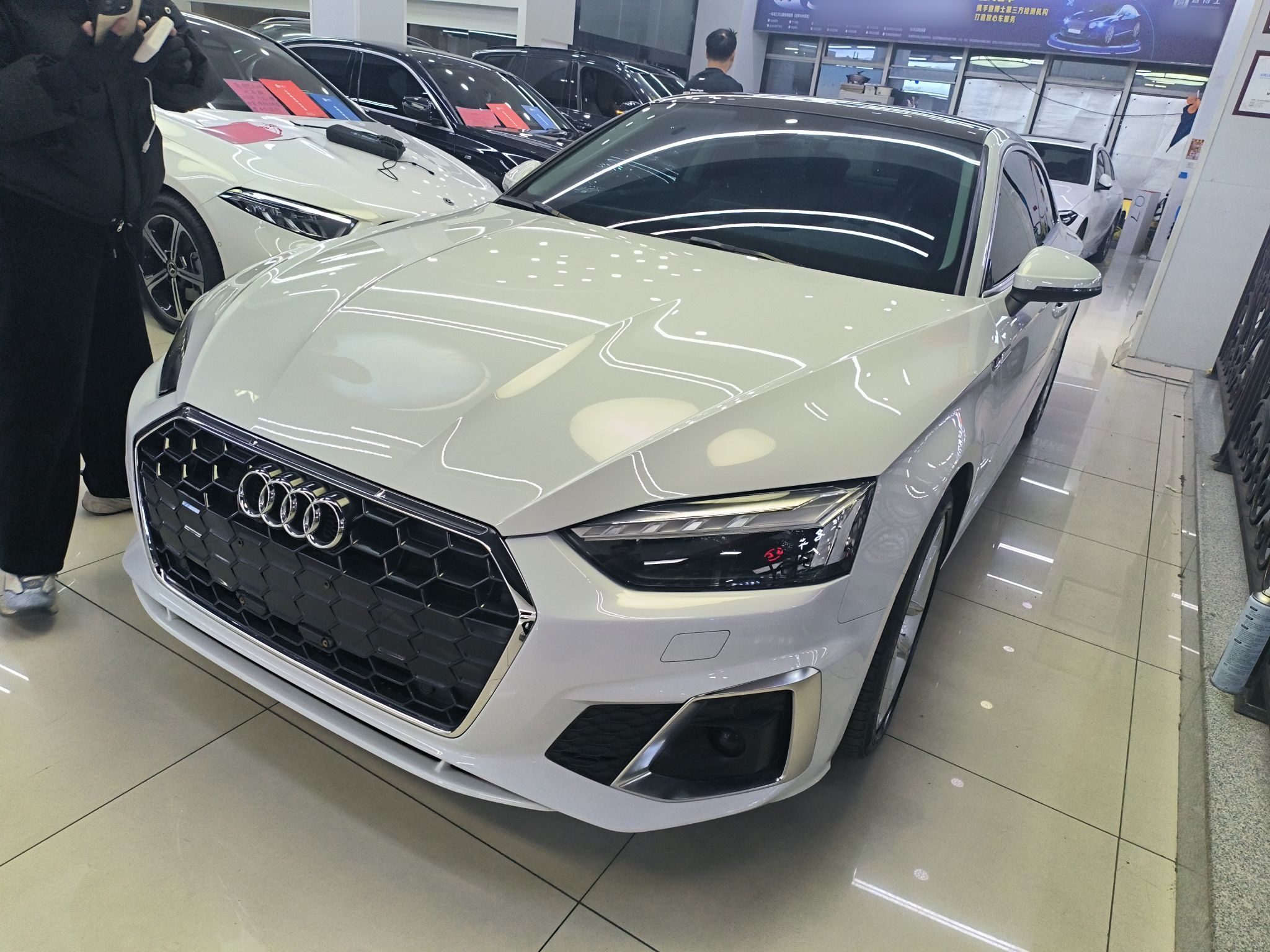 تحت مقدمة السيارة