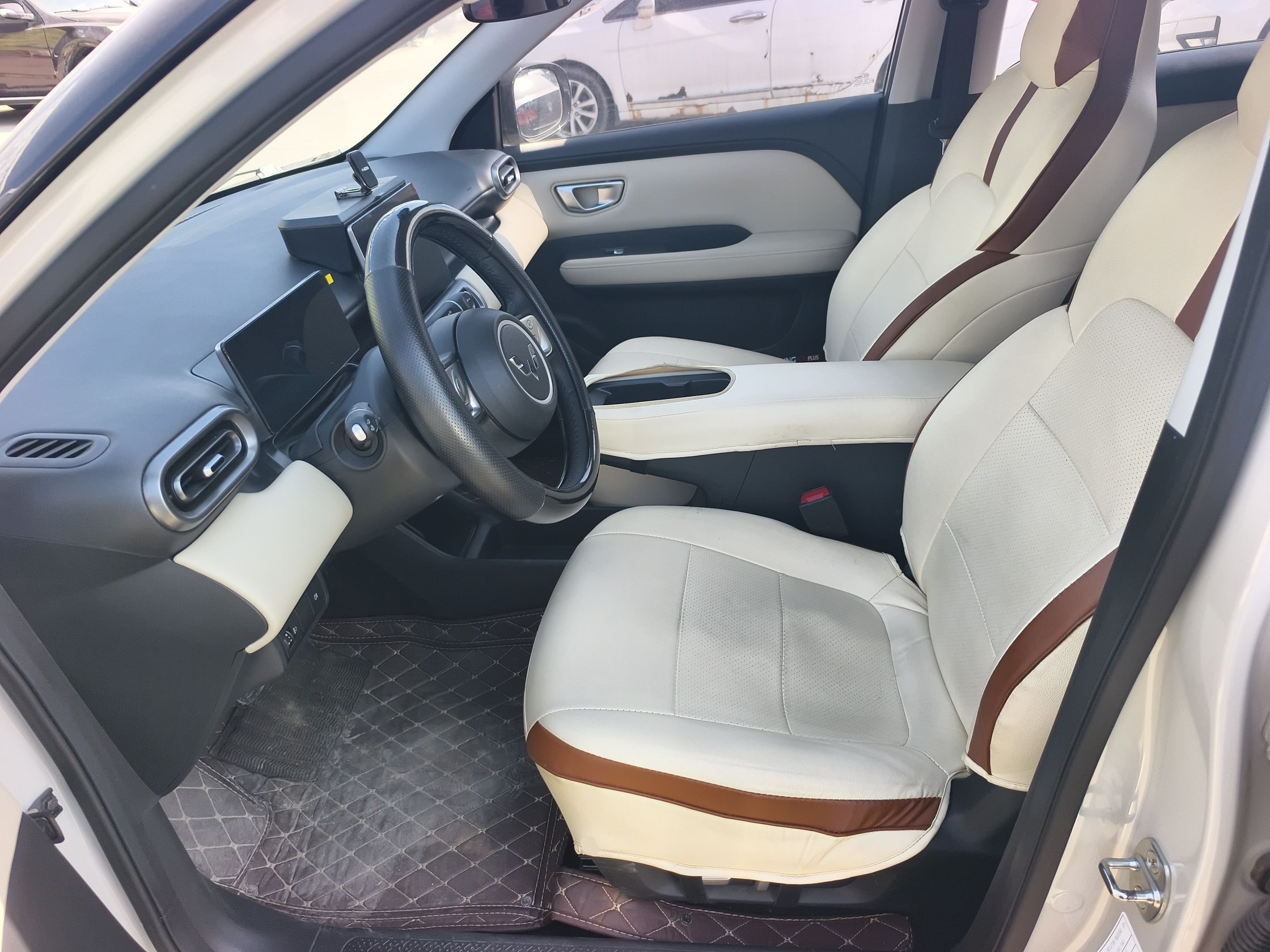 المقاعد الأمامية داخل السيارة