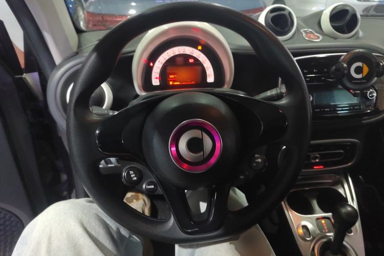 Used smart fortwo 2015 1.0L 52 kW hardtop Dynamic version