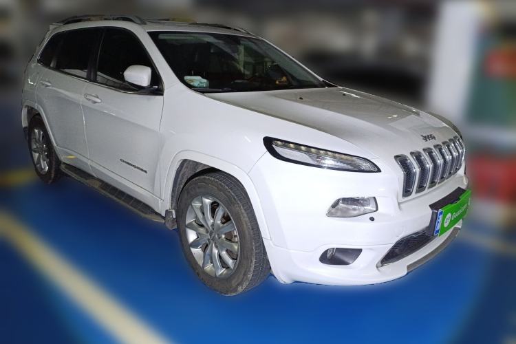 Used Jeep Cherokee 2017 2.4L Professional Smart Edition Front Right 45 Deg