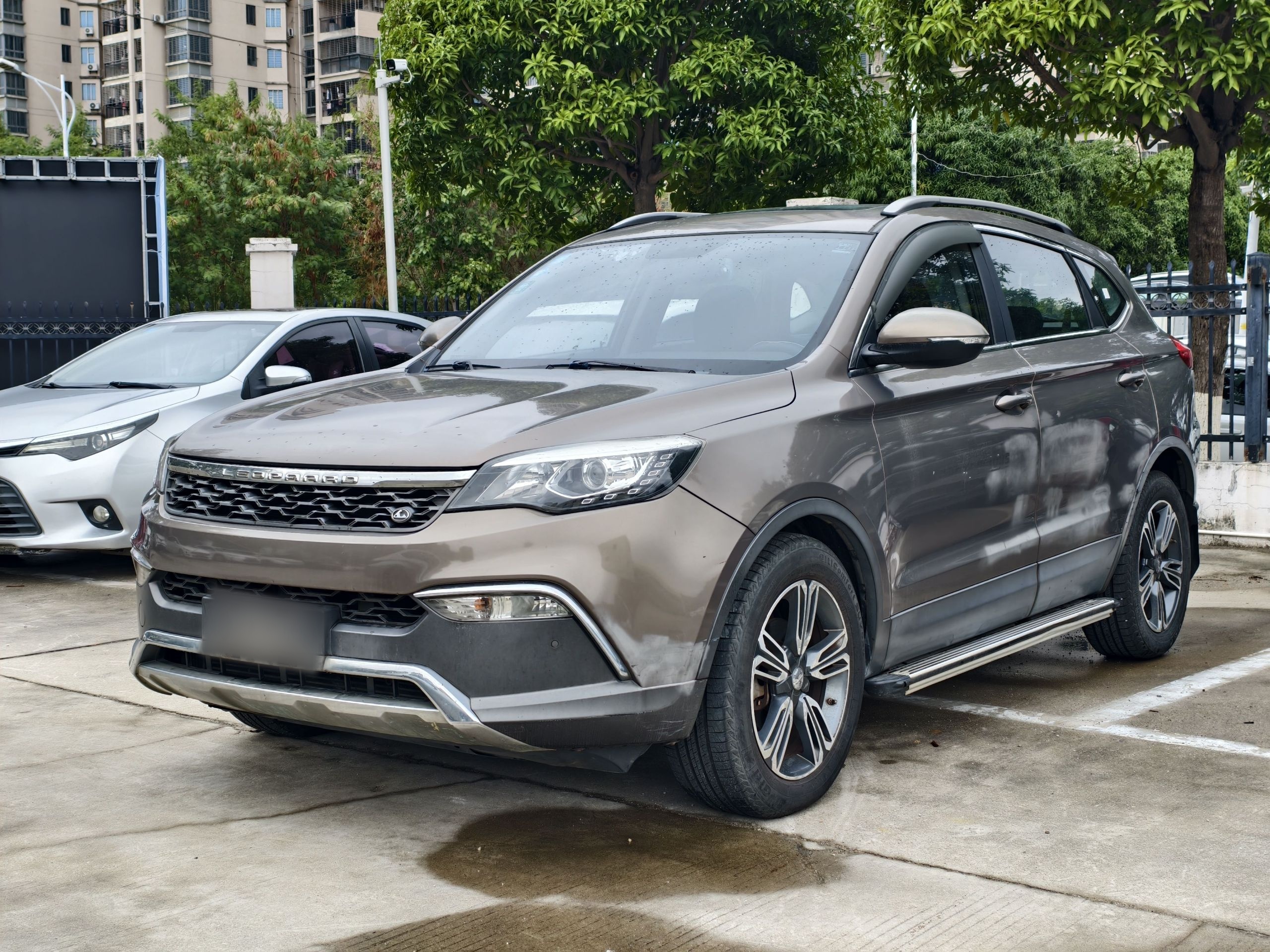 Под передней частью автомобиля