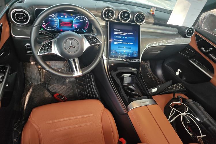 Used Mercedes-Benz GLC 2023 Facelift GLC 260 L 4MATIC Dynamic Version 5 Seats Center Console