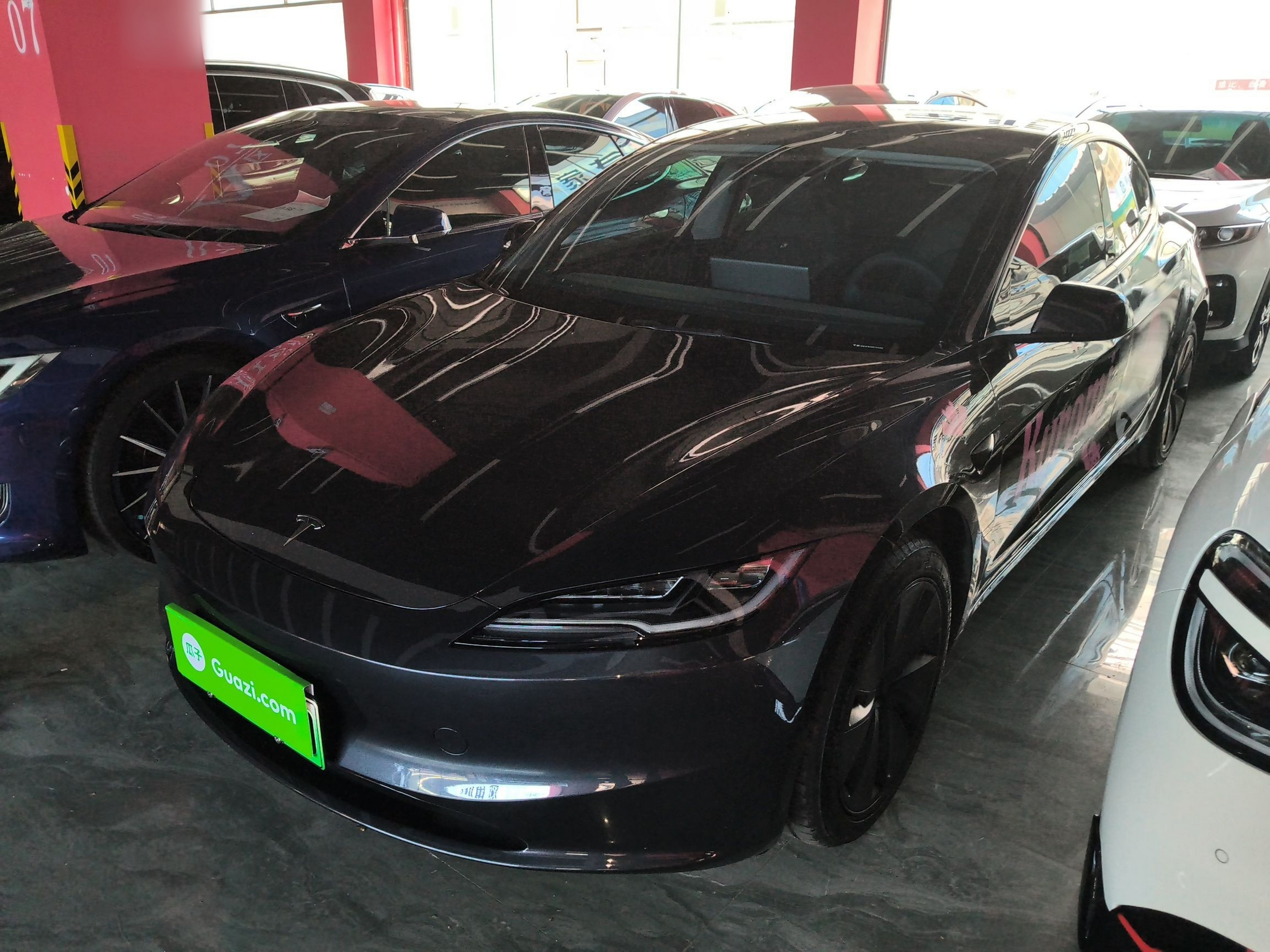 تحت مقدمة السيارة