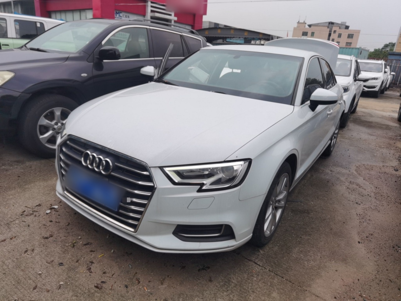 Под передней частью автомобиля