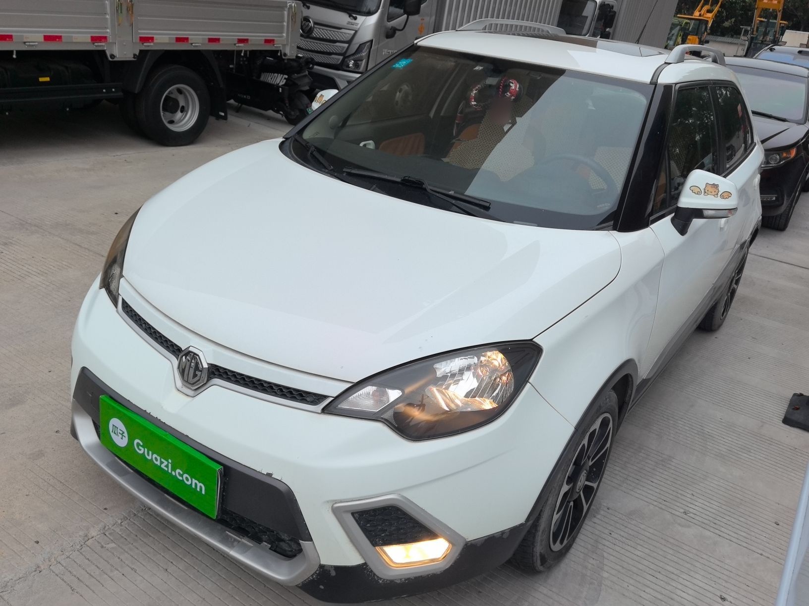 تحت مقدمة السيارة