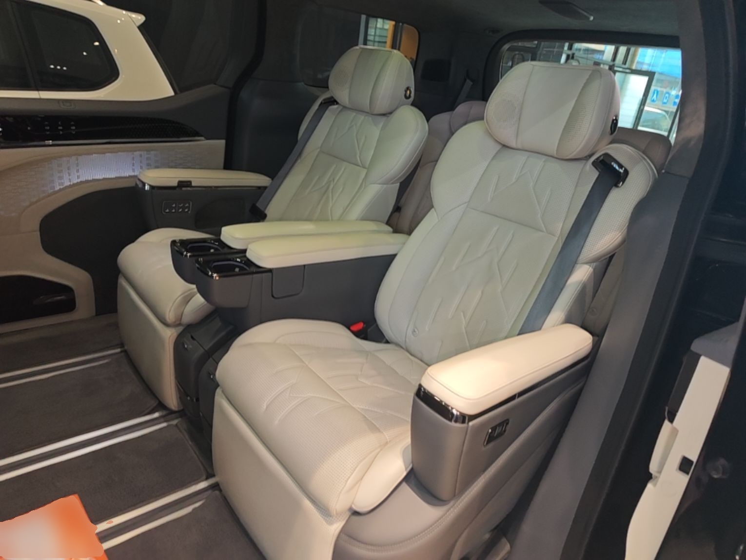 Zeekr 009 2024 Six-Seat Executive Version 4WD 108 kWh — снимка 20