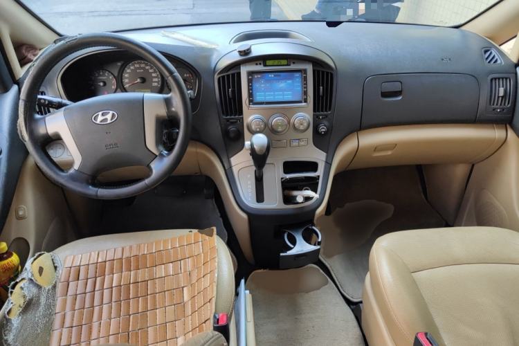 Used Hyundai H-1 Starex 2011 2.4L Luxury Edition Interior 2