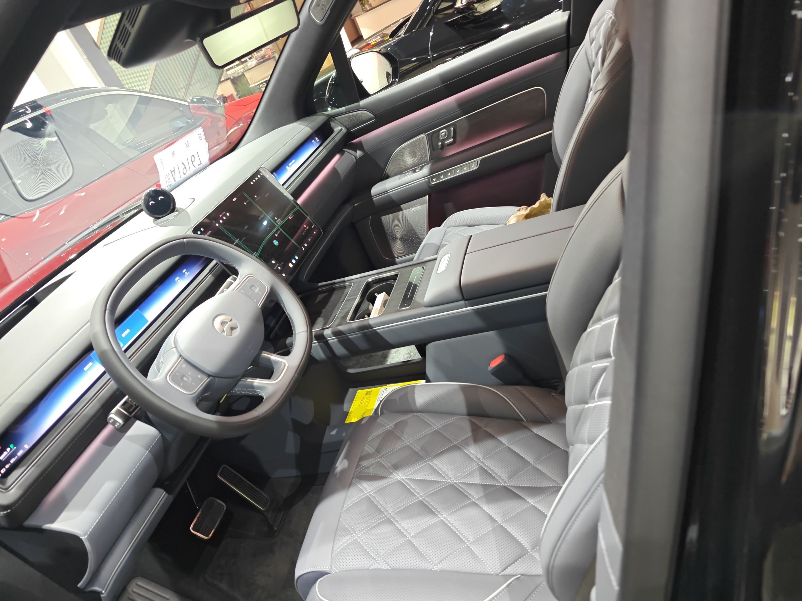 المقاعد الأمامية داخل السيارة