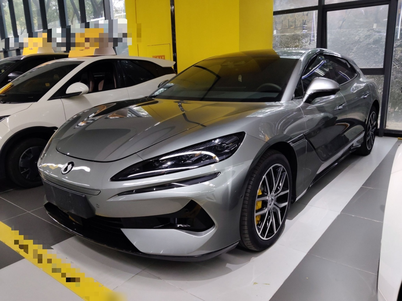 Под передней частью автомобиля