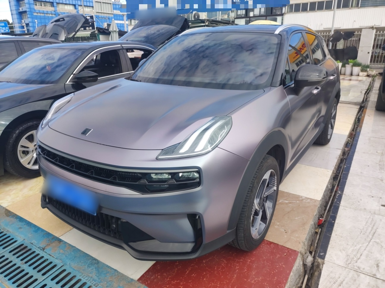 تحت مقدمة السيارة