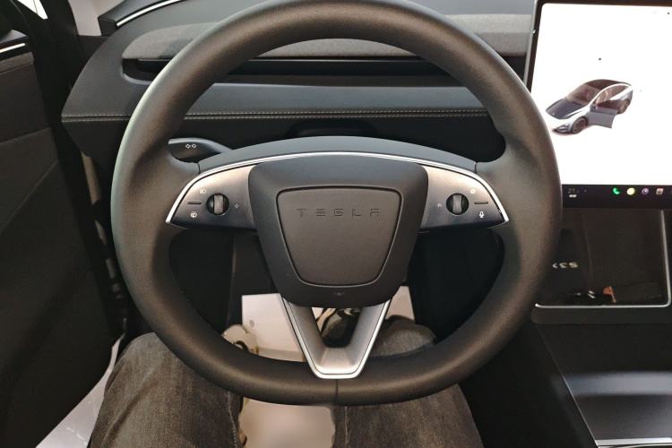 Used Tesla Model Y 2025 Long-Range All-Wheel-Drive Version
