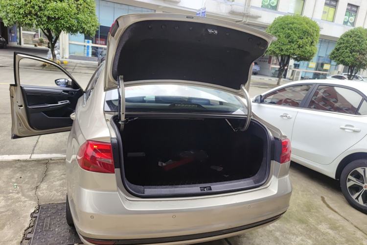 Used Volkswagen Bora 2016 1.6L Automatic Fashion Model Trunk