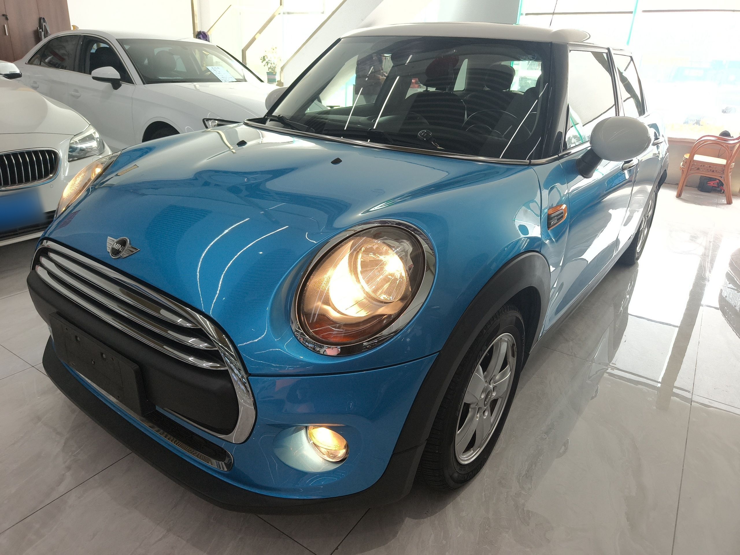 Под передней частью автомобиля