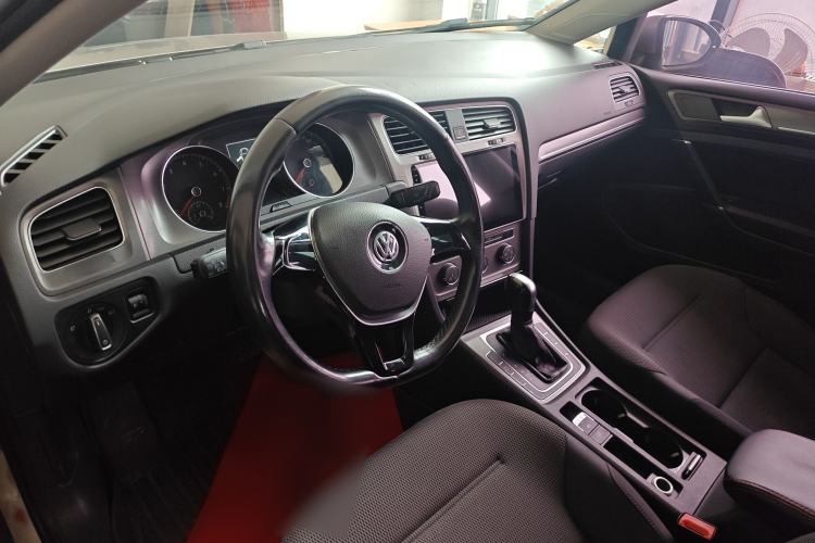 Used Volkswagen Golf 2016 180TSI Automatic Comfort Model Interior 3