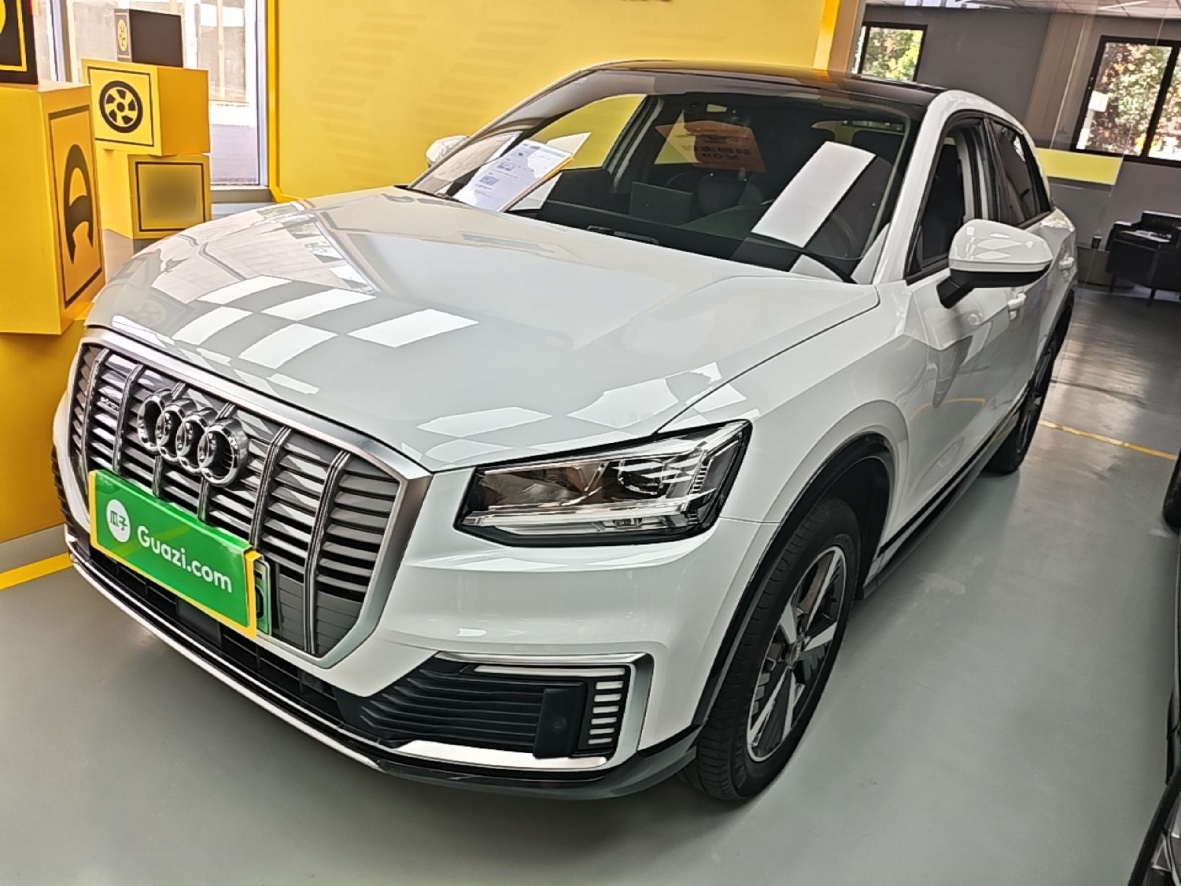 Unter der Vorderseite des Autos